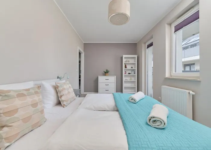 Elegant 1 Bedroom Apartment With Balcony In Wroclaw By Noclegi Renters