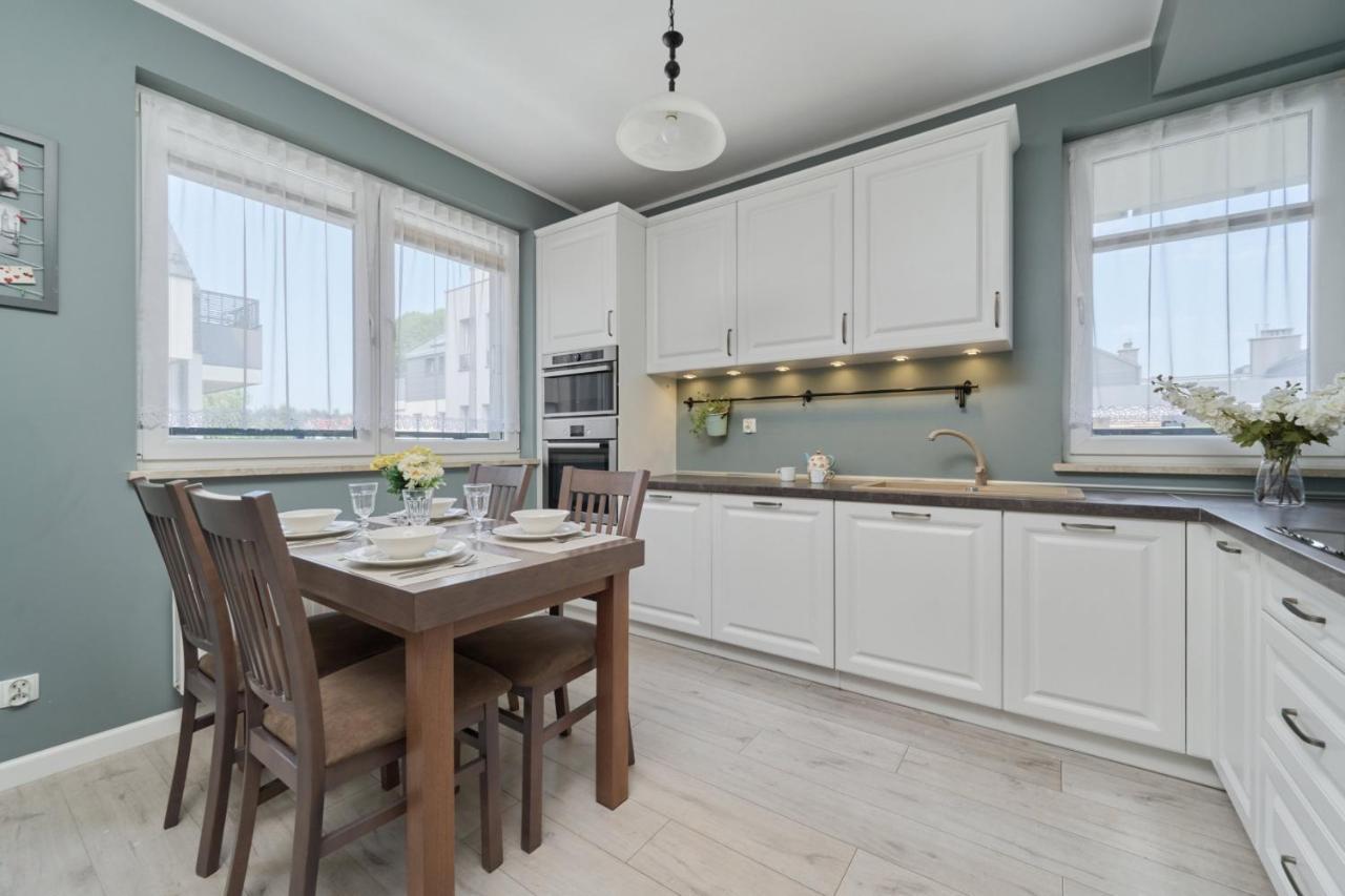 Elegant 1 Bedroom With Balcony In By Renters Apartament *